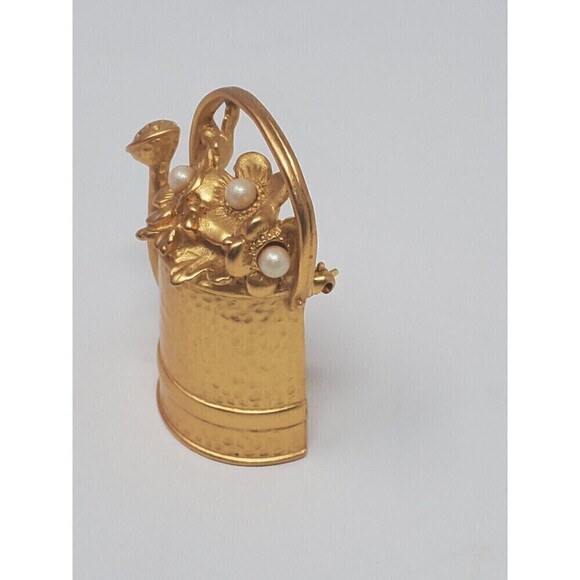 VINTAGE NOVELTY BROOCH WATERING CAN FLOWERS FAUX PEARLS HAMMERED MATTE GOLD - Picture 6 of 11